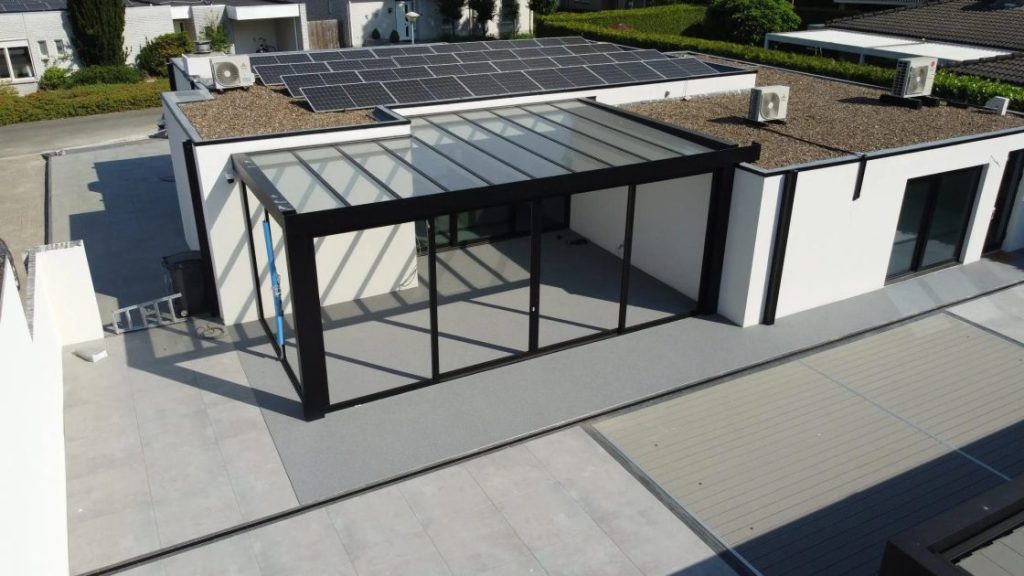 Luxe veranda als overdekte plek om te relaxen en van buiten te genieten zonder nat te worden