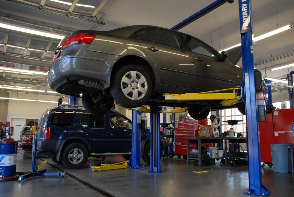 Ervaren monteur voert auto reparatie in Breda uit met professioneel gereedschap