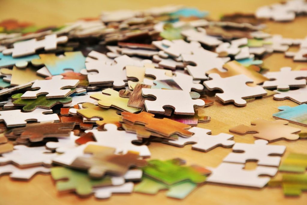 Puzzelstukjes sorteren: de geheimen van puzzelplezier door kleur en patroon te ordenen voor beter puzzelen