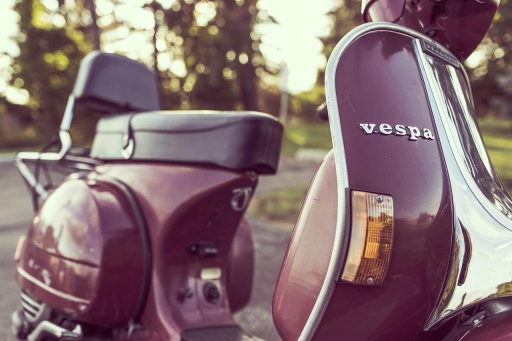 Moderne scooter in de revolutie van persoonlijk vervoer, symbool van duurzame stedelijke mobiliteit