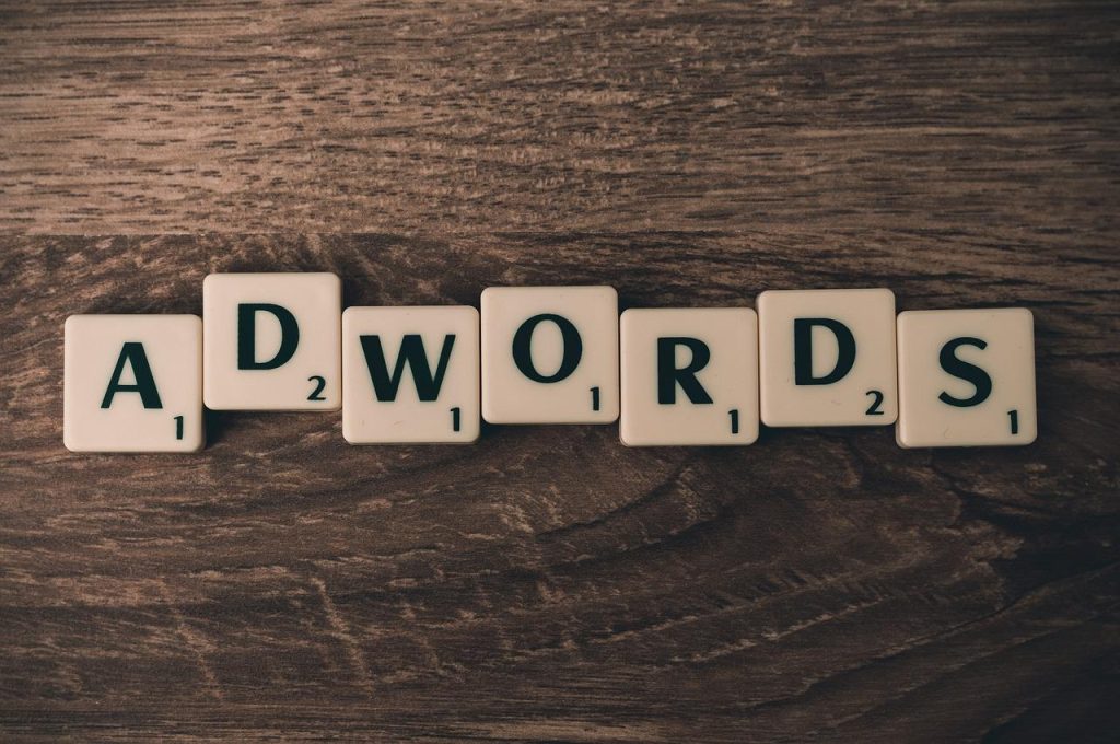 Infographic met mythen en feiten over online advertising bureaus en digitale marketingstrategieën