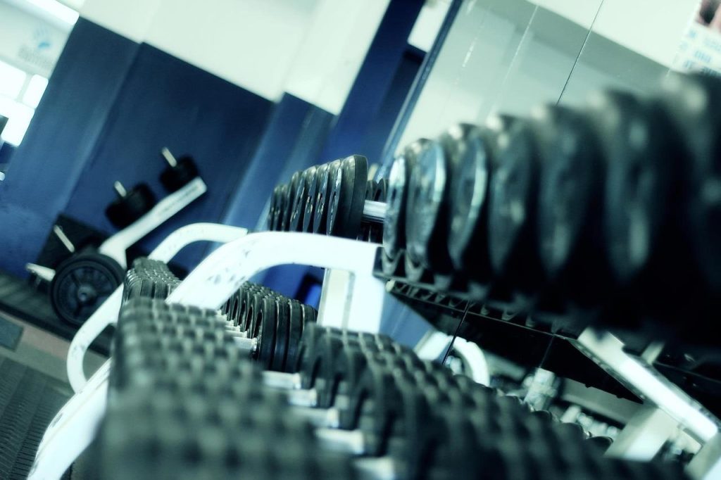 Moderne fitnessruimte van de beste sportschool in IJmuiden met apparatuur en trainers