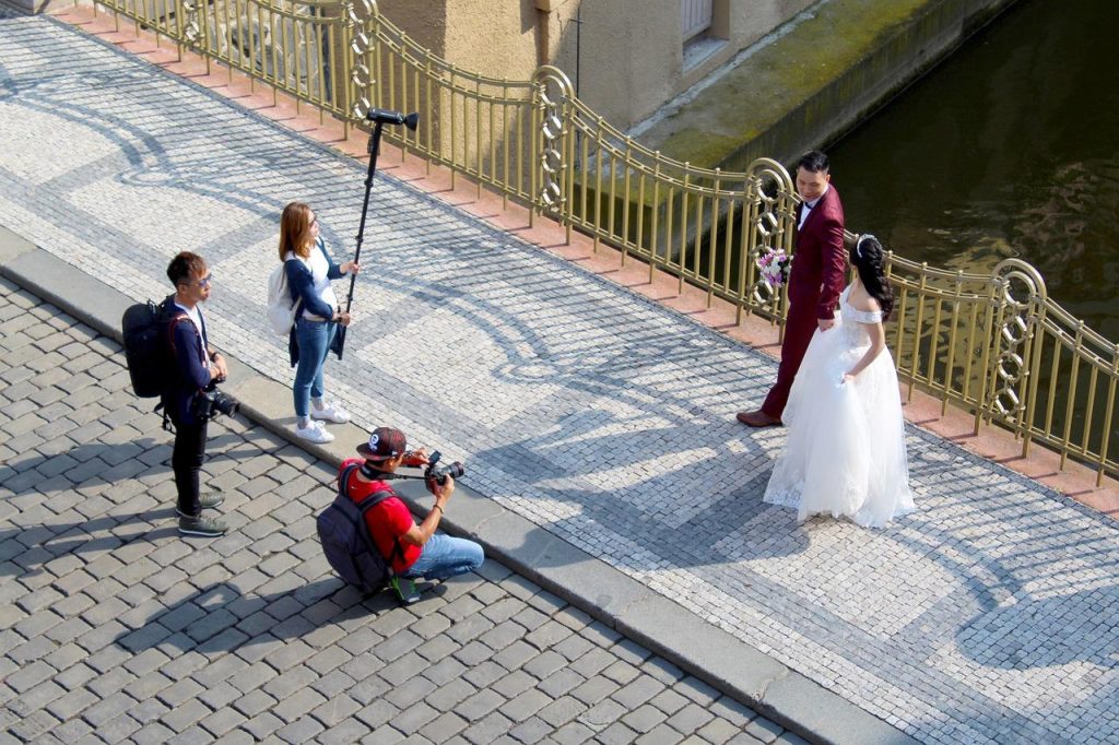 Professionele trouwfotograaf in Hilversum fotografeert belangrijke momenten van de bruiloft met creativiteit en expertise
