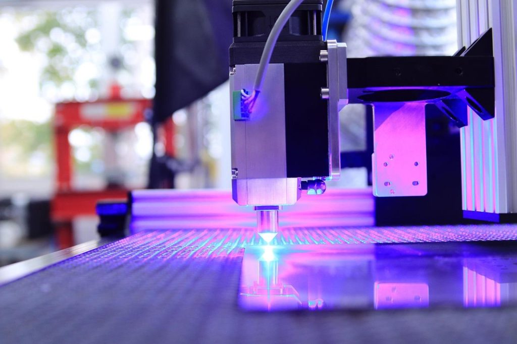 Voorbeeld van lasersnijden van plexiglas met gedetailleerde vormen en scherpe randen voor professionele toepassingen