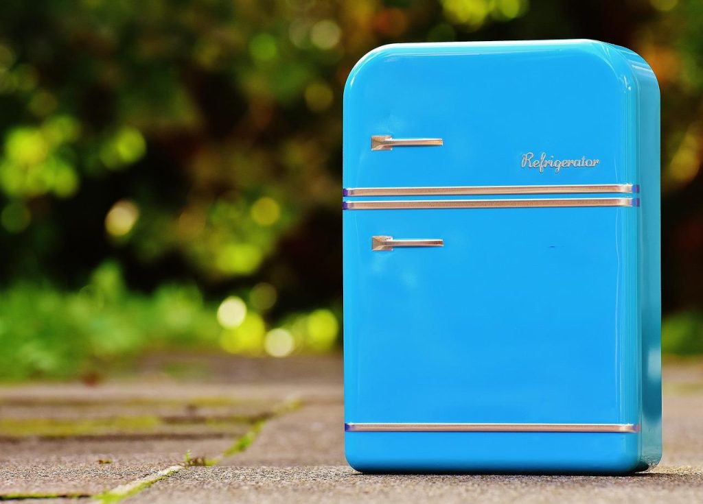 Compacte koelkast tafelmodel in moderne keuken met stijlvol design en energiezuinige functies