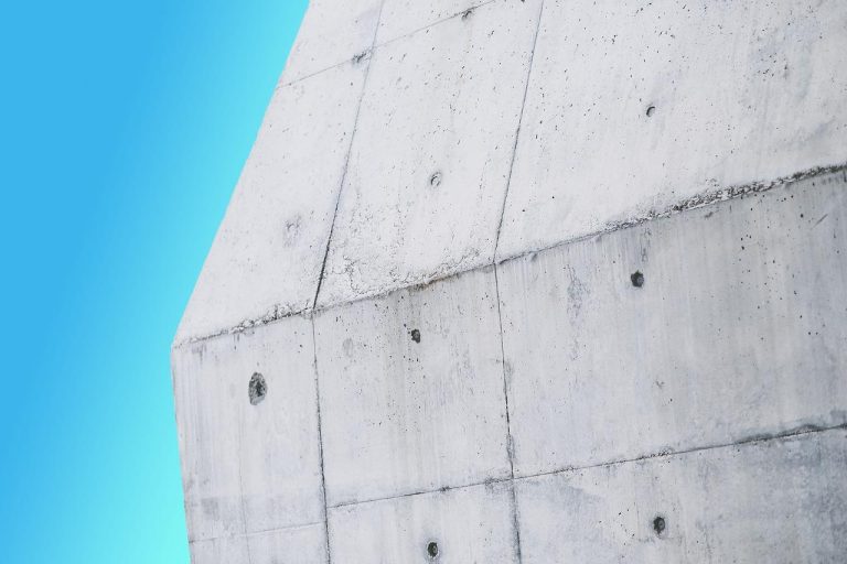 Werker inspecteert betonapparatuur voor veiligheid - essentiële inzichten voor de bouwplaats