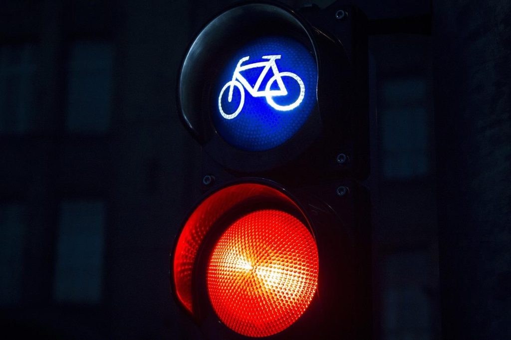Verkeersregelaar in Utrecht die verkeersstroom regelt bij een evenement of verbouwing